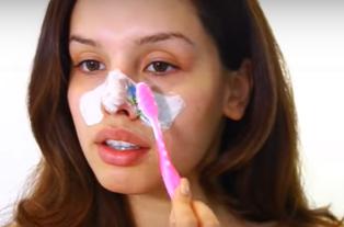 鼻の黒ずみをとる方法 歯ブラシをクルクル回す